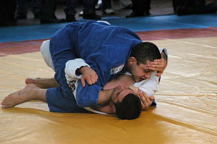 BJJ grappling scramble on the mat in no-gi training