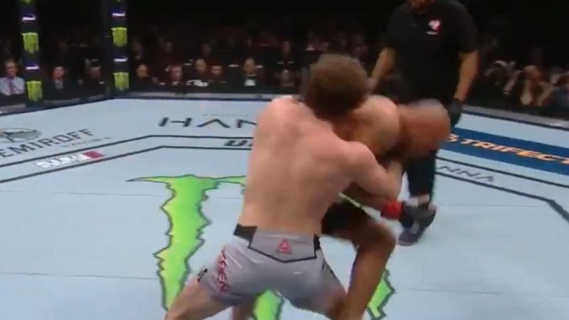Ben Askren finishing Robbie Lawler with a no-gi bulldog choke at UFC 235