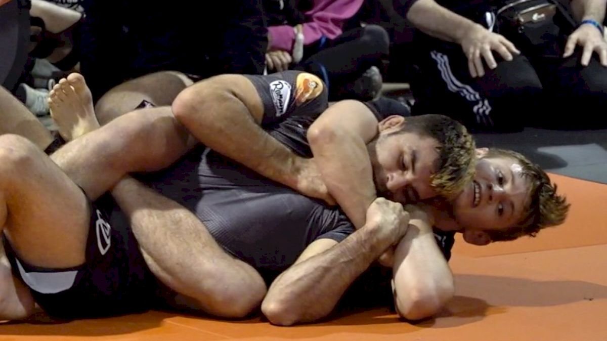 Two no-gi grapplers scrambling on the mat during a guard pass exchange