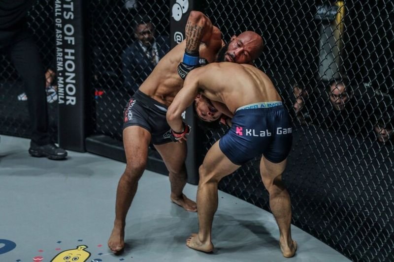 No-gi MMA clinch exchange setting up a choke attempt against the fence