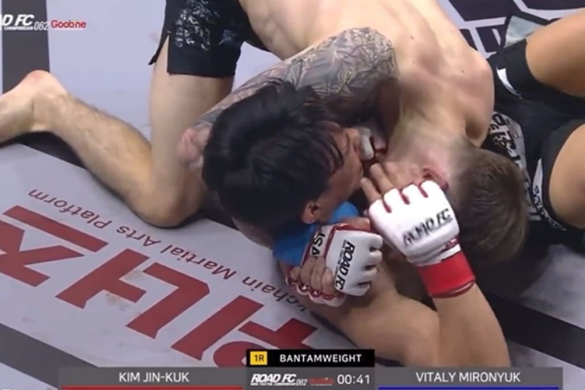 Vitaliy Mironyuk finishes a no-gi baseball choke against Kim Jin-Kuk at Road FC 62