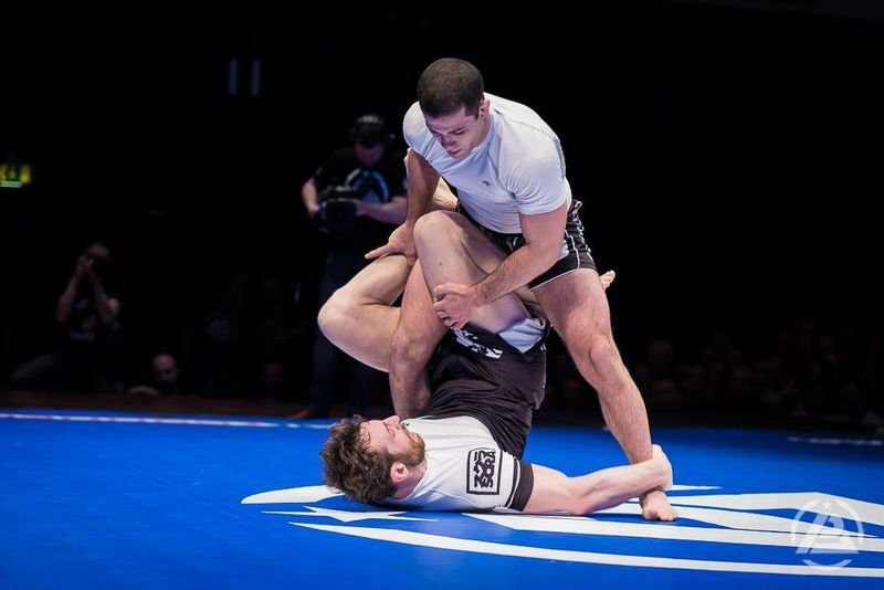 Grappler controlling the trapped leg from saddle position no-gi