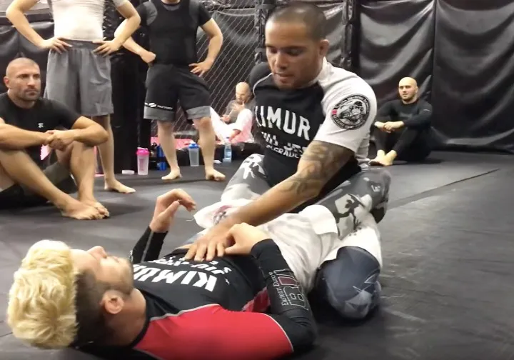 No-gi grapplers fighting for an arm frame during a guard exchange