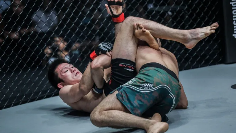 Tornado guard no-gi triangle choke finish in competition