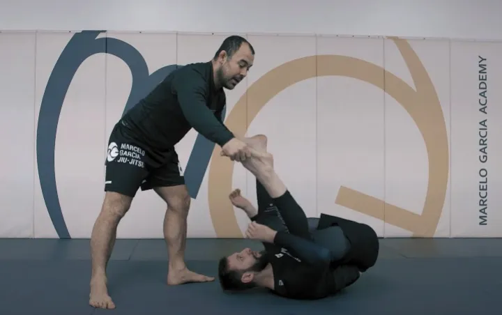 Tornado guard no-gi sweep demonstration between two grapplers