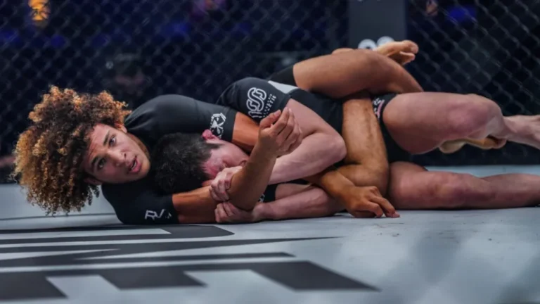 Grappler maintaining the gift wrap position from mount in a no-gi match