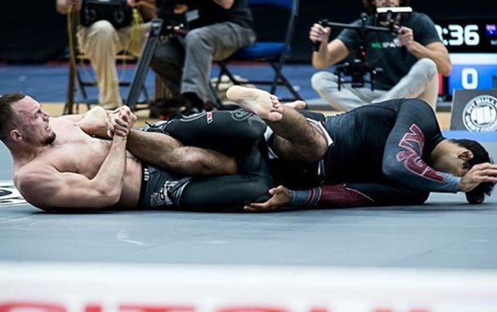 No-gi grapplers in a 50/50 leg lock scramble, the entanglement that puts the most stress on the knee