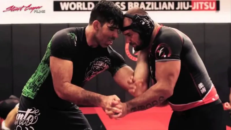 No-gi collar tie clinch used to set up a high crotch takedown entry