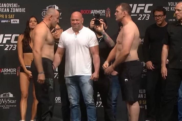 Aleksei Oleinik and Jared Vanderaa face off before their UFC 273 scarf hold finish